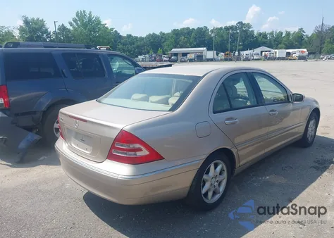 2002 Mercedes-Benz C 240 z USA, uszkodzony, nr VIN WDBRF61J32E005536